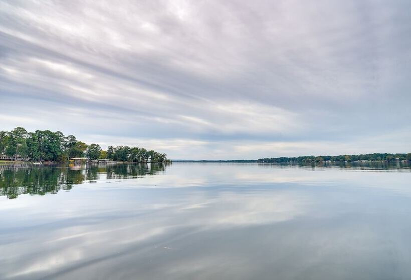 Lakefront Texas Abode W/ Kayaks, Fire Pit & Patio!