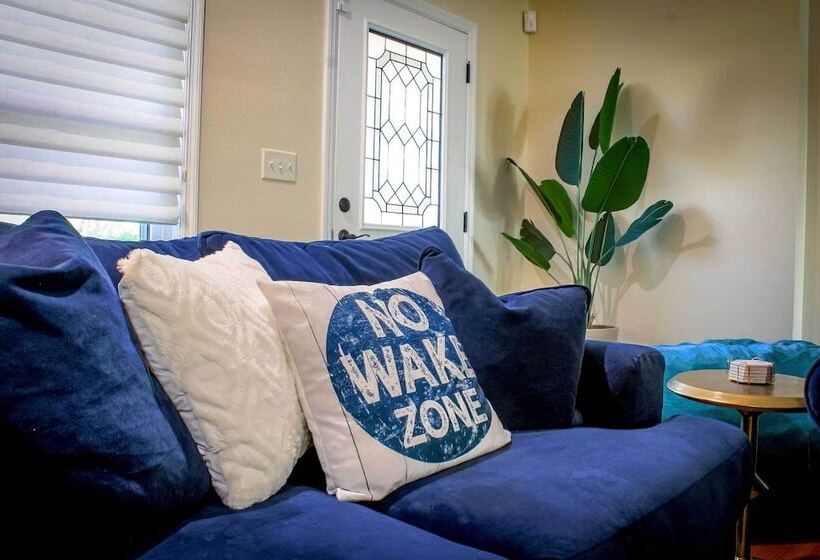 Lakefront Winter Haven Retreat: Hot Tub & Patio!