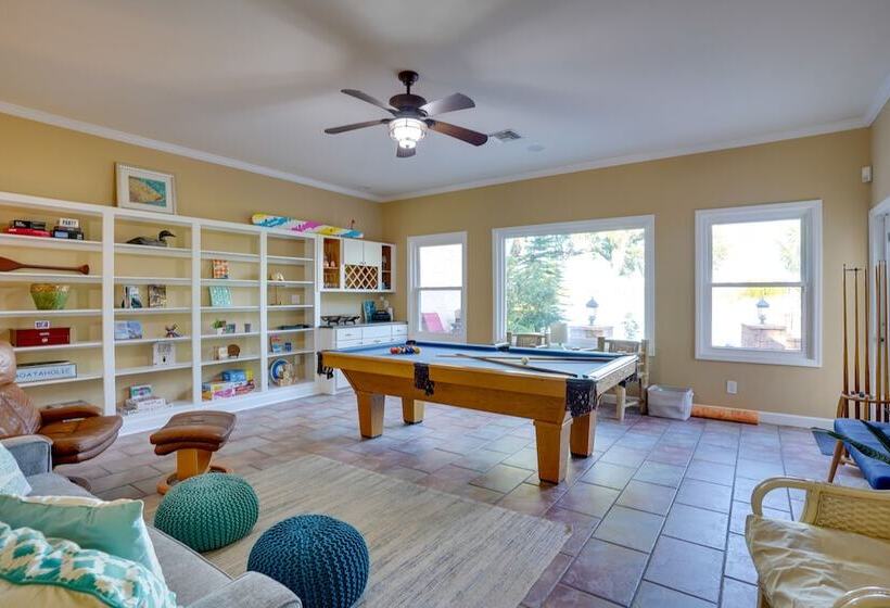 Lakefront Winter Haven Retreat: Hot Tub & Patio!