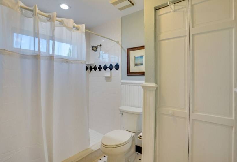 Lakefront Winter Haven Retreat: Hot Tub & Patio!