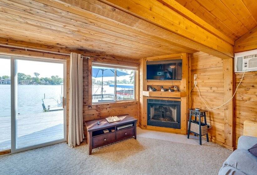 Lakefront Wisconsin Escape W/ Boat Dock & Kayaks!