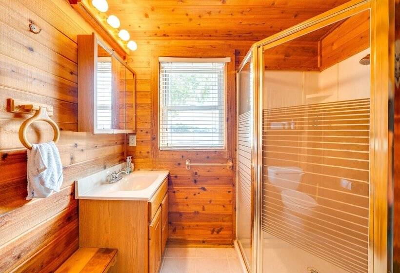 Lakefront Wisconsin Escape W/ Boat Dock & Kayaks!