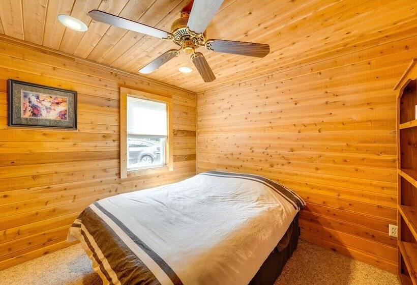 Lakefront Wisconsin Escape W/ Boat Dock & Kayaks!