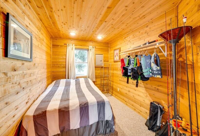 Lakefront Wisconsin Escape W/ Boat Dock & Kayaks!