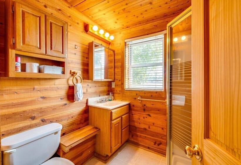 Lakefront Wisconsin Escape W/ Boat Dock & Kayaks!