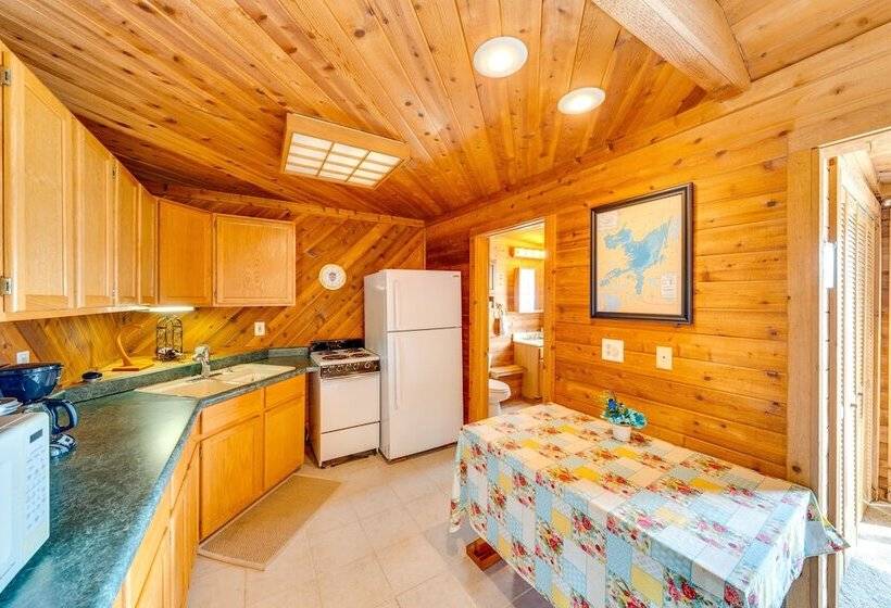 Lakefront Wisconsin Escape W/ Boat Dock & Kayaks!