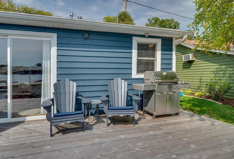 Lakefront Wisconsin Escape W/ Boat Dock & Kayaks!