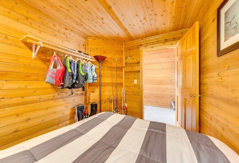 Lakefront Wisconsin Escape W/ Boat Dock & Kayaks!