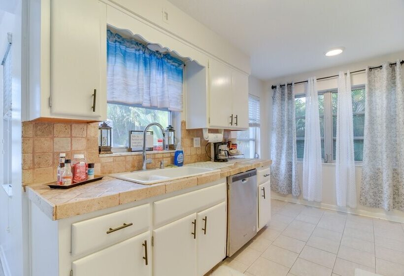 Largo House W/ Backyard Oasis & Proximity To Beach