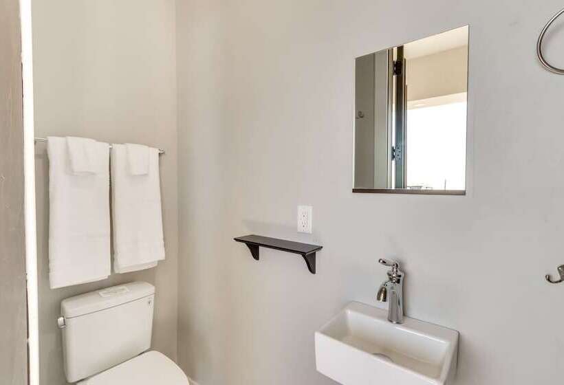 Luxurious Desert Oasis: Fireplace & Private Pool!