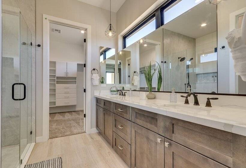 Luxurious Desert Oasis: Fireplace & Private Pool!