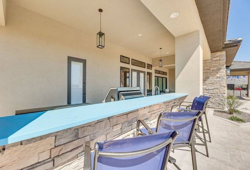 Luxurious Desert Oasis: Fireplace & Private Pool!