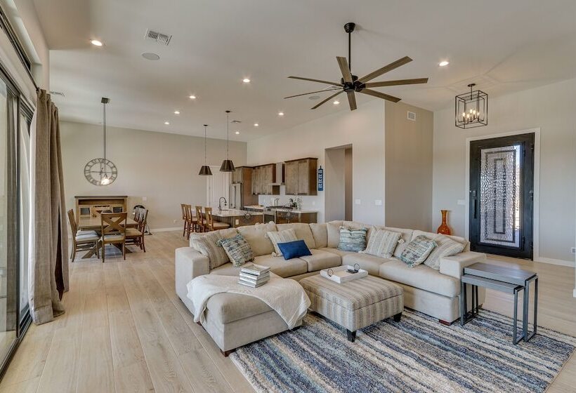 Luxurious Desert Oasis: Fireplace & Private Pool!