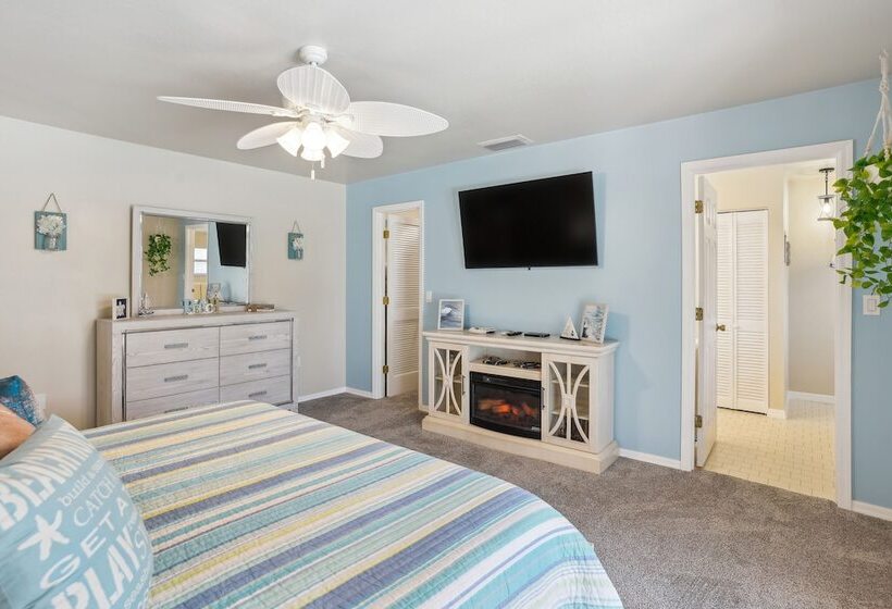 Luxurious Florida Home W/ Pool & Canal Access