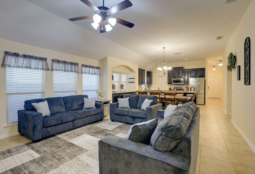 Covered Patio & Large Yard: Mansfield Home