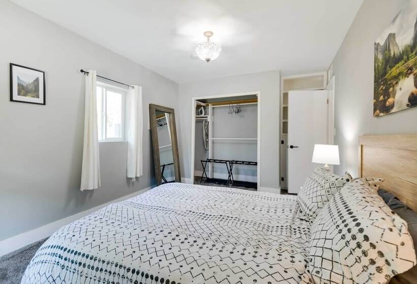 Waterfront Mariposa Hideaway: Hot Tub & Mtn Views!