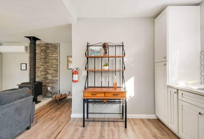 Waterfront Mariposa Hideaway: Hot Tub & Mtn Views!