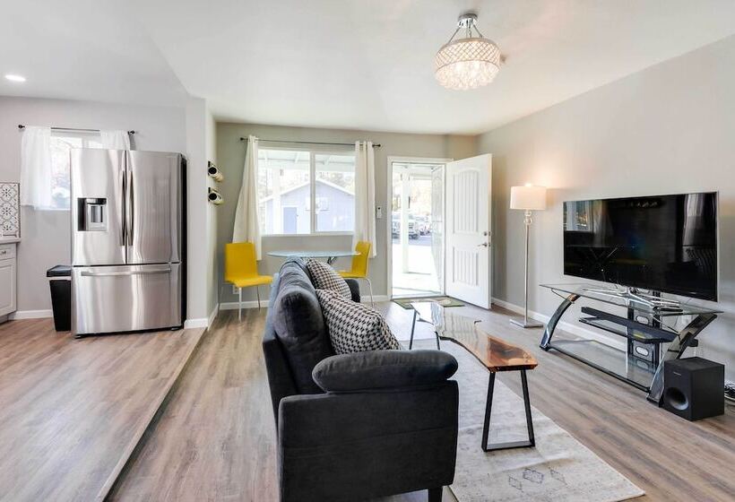 Waterfront Mariposa Hideaway: Hot Tub & Mtn Views!