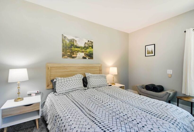 Waterfront Mariposa Hideaway: Hot Tub & Mtn Views!