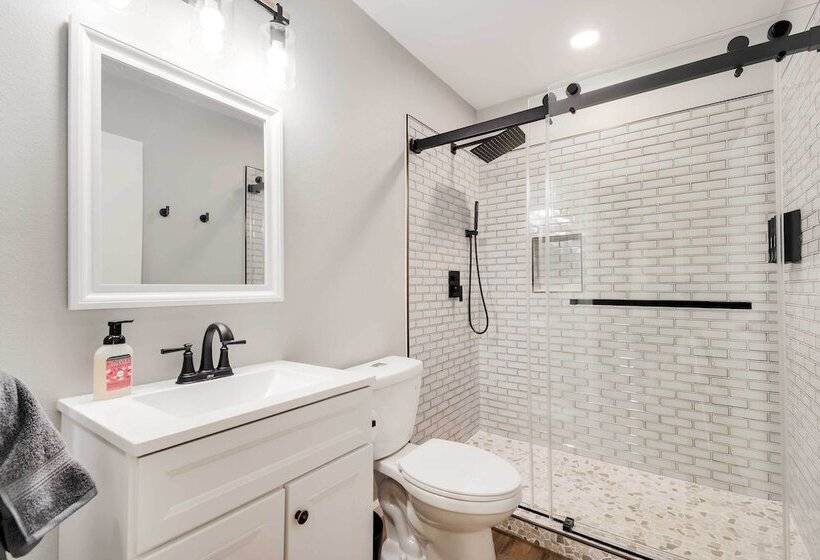 Waterfront Mariposa Hideaway: Hot Tub & Mtn Views!