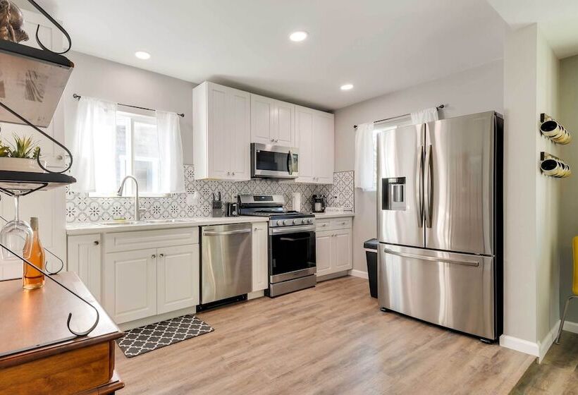 Waterfront Mariposa Hideaway: Hot Tub & Mtn Views!