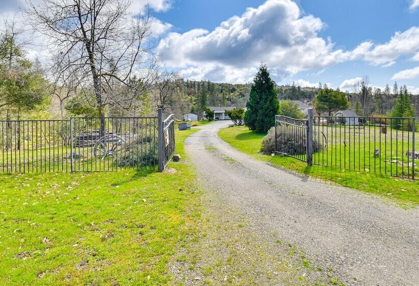 Waterfront Mariposa Hideaway: Hot Tub & Mtn Views!
