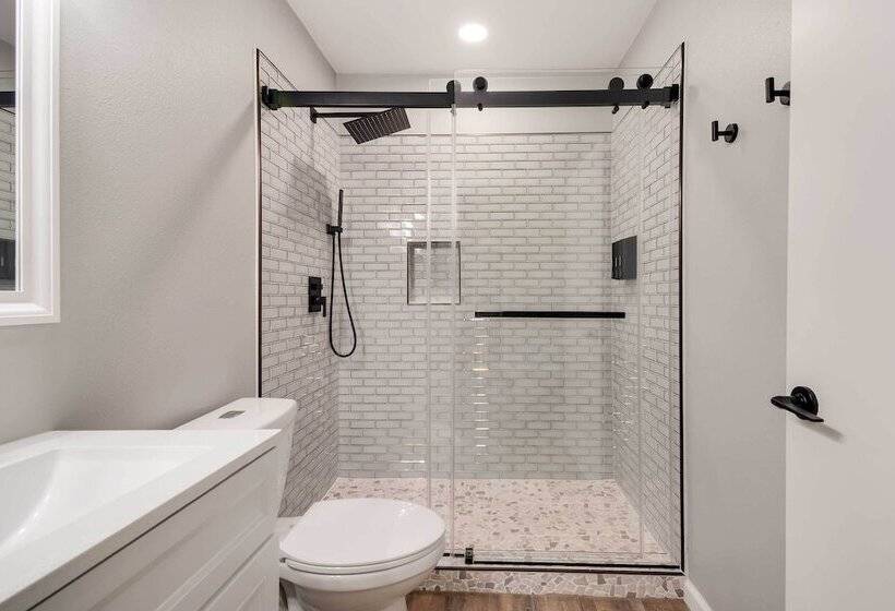 Waterfront Mariposa Hideaway: Hot Tub & Mtn Views!