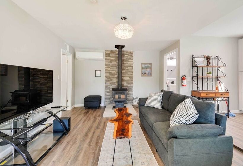 Waterfront Mariposa Hideaway: Hot Tub & Mtn Views!