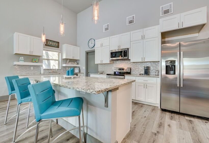 Modern Canyon Lake Vacation Home W/ Furnished Deck