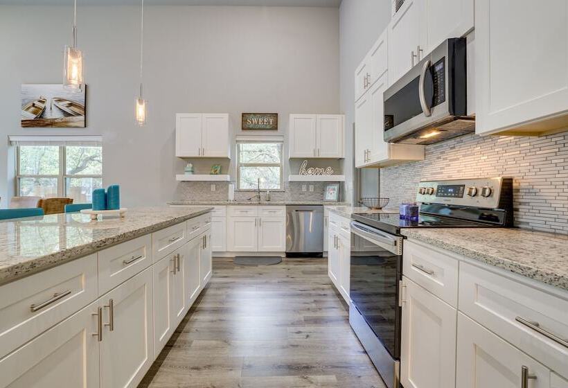 Modern Canyon Lake Vacation Home W/ Furnished Deck