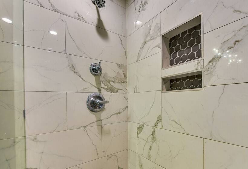 Modern Charlotte Retreat ~ 1 Mi To Boa Stadium!