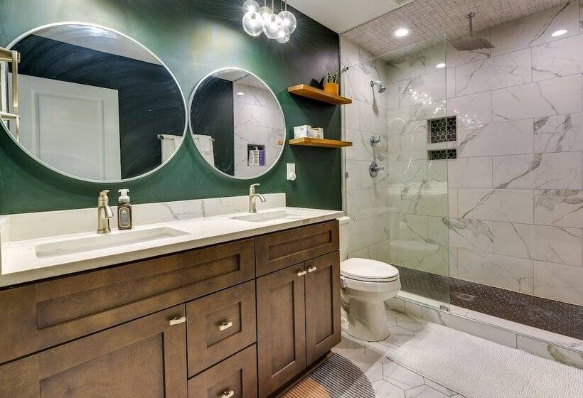 Modern Charlotte Retreat ~ 1 Mi To Boa Stadium!