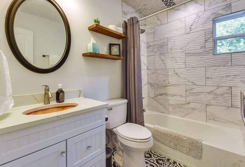 Modern Charlotte Retreat ~ 1 Mi To Boa Stadium!