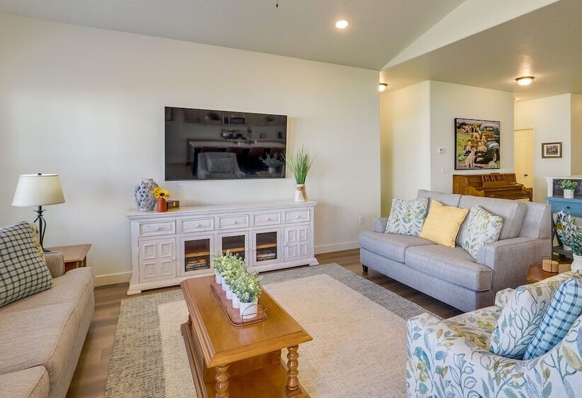 Modern Farmhouse In Herriman W/ Mountain Views!