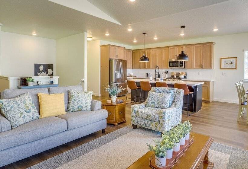 Modern Farmhouse In Herriman W/ Mountain Views!