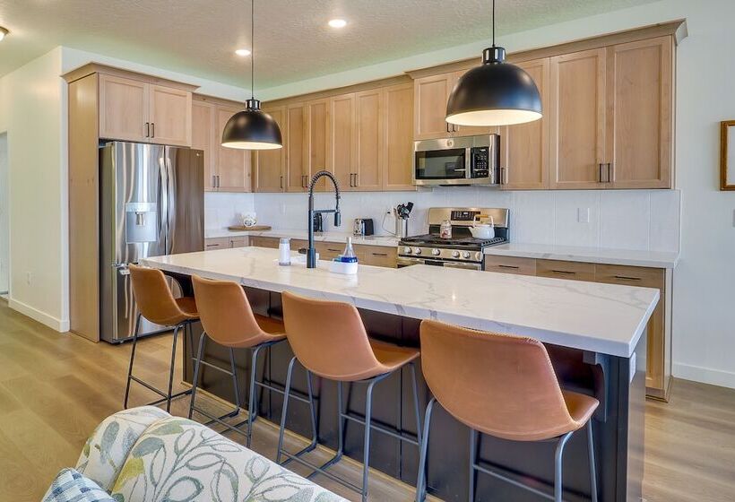 Modern Farmhouse In Herriman W/ Mountain Views!