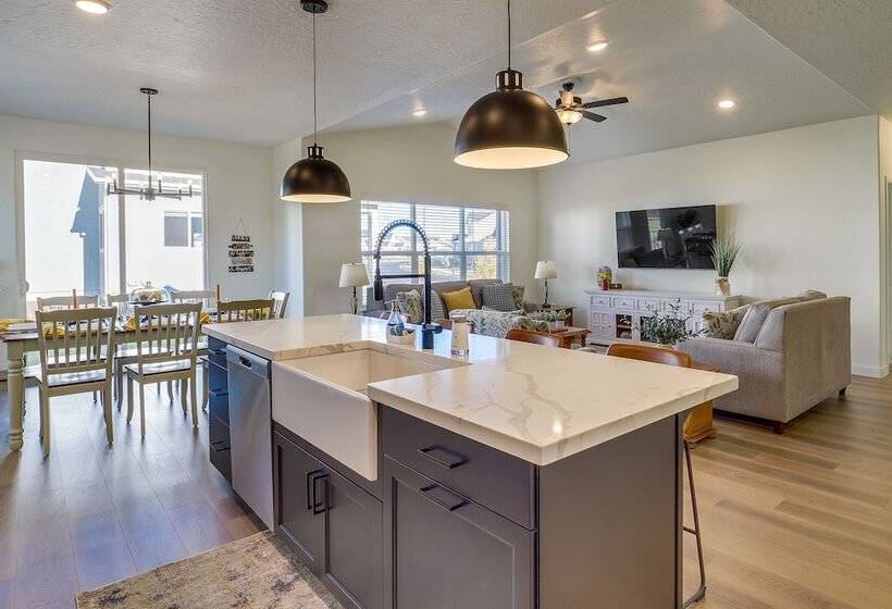 Modern Farmhouse In Herriman W/ Mountain Views!