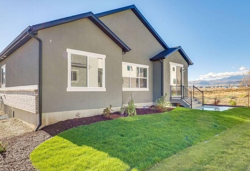 Modern Farmhouse In Herriman W/ Mountain Views!
