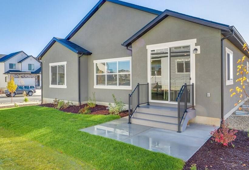 Modern Farmhouse In Herriman W/ Mountain Views!