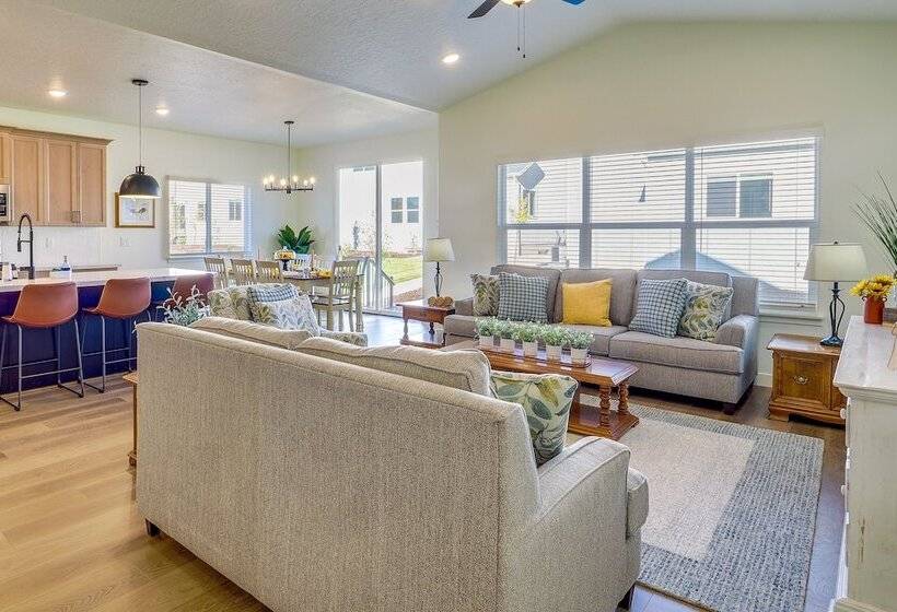 Modern Farmhouse In Herriman W/ Mountain Views!