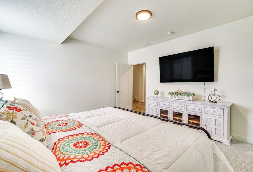 Modern Farmhouse In Herriman W/ Mountain Views!