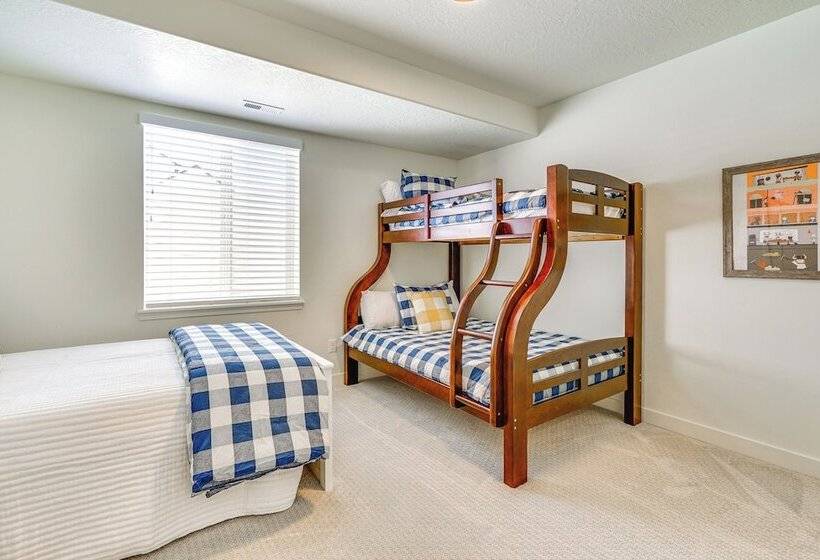 Modern Farmhouse In Herriman W/ Mountain Views!