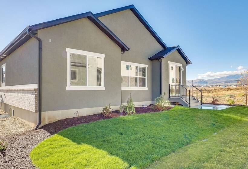Modern Farmhouse In Herriman W/ Mountain Views!