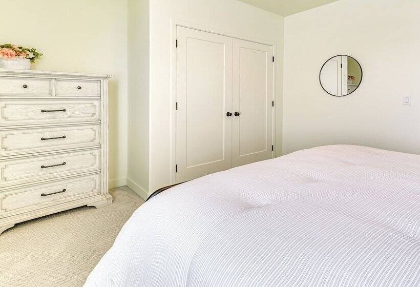 Modern Farmhouse In Herriman W/ Mountain Views!