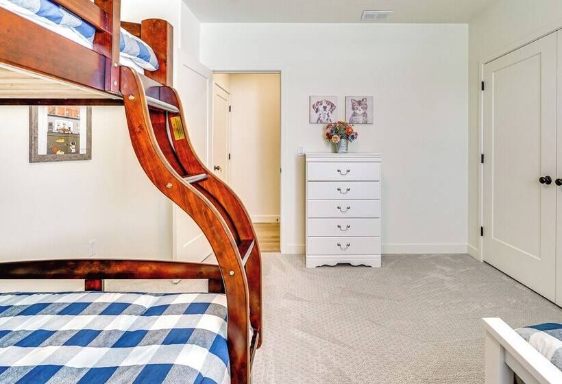 Modern Farmhouse In Herriman W/ Mountain Views!