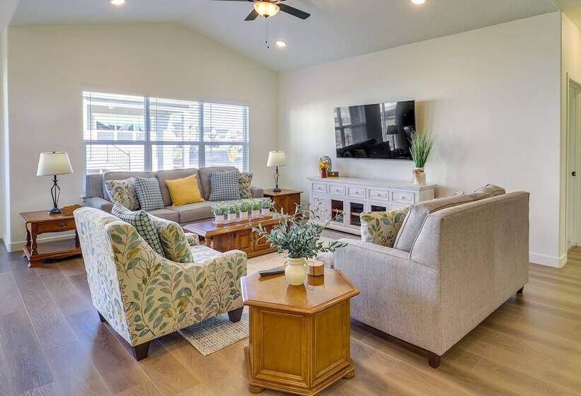 Modern Farmhouse In Herriman W/ Mountain Views!