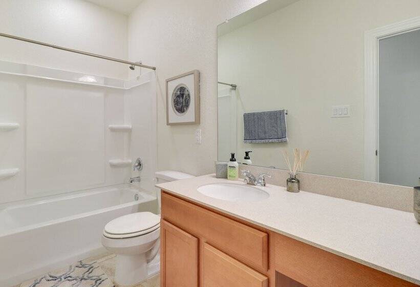 Modern Round Rock Retreat W/ Private Hot Tub