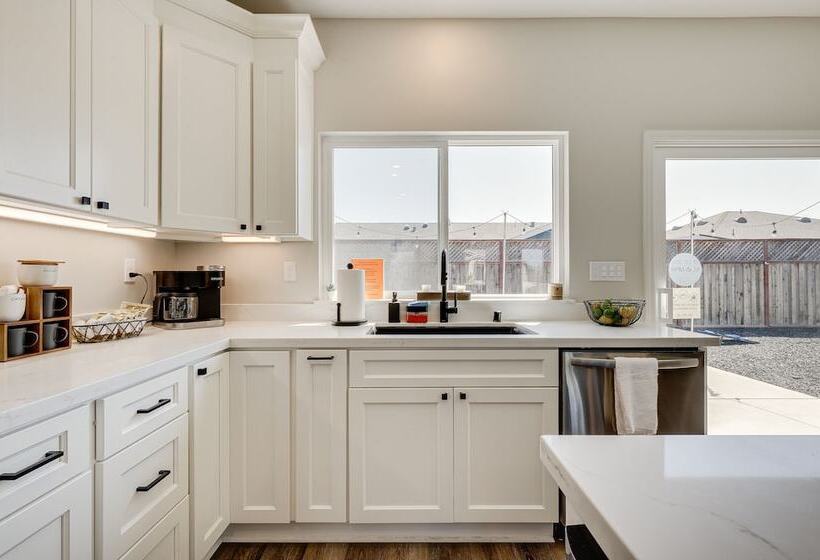 Modern Santa Rosa Retreat   Close To Wineries!