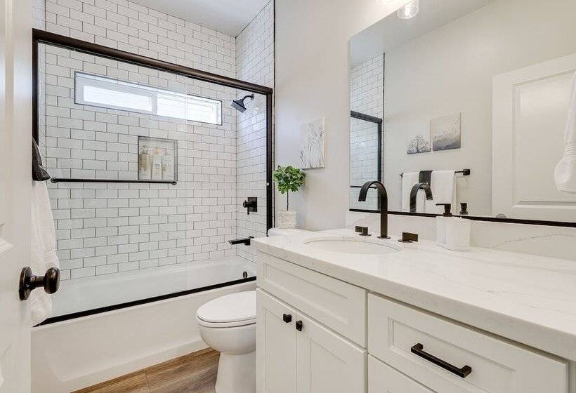 Modern Santa Rosa Retreat   Close To Wineries!