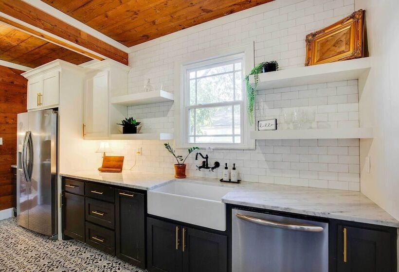 Walk To Dtwn:  Tyler Tudor  W/ Backyard